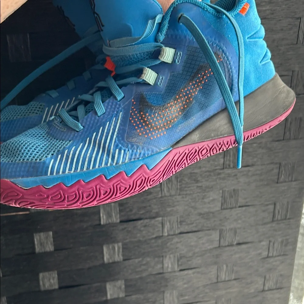 Nike Kyrie Flytrap GS Youth Size 6.5Y